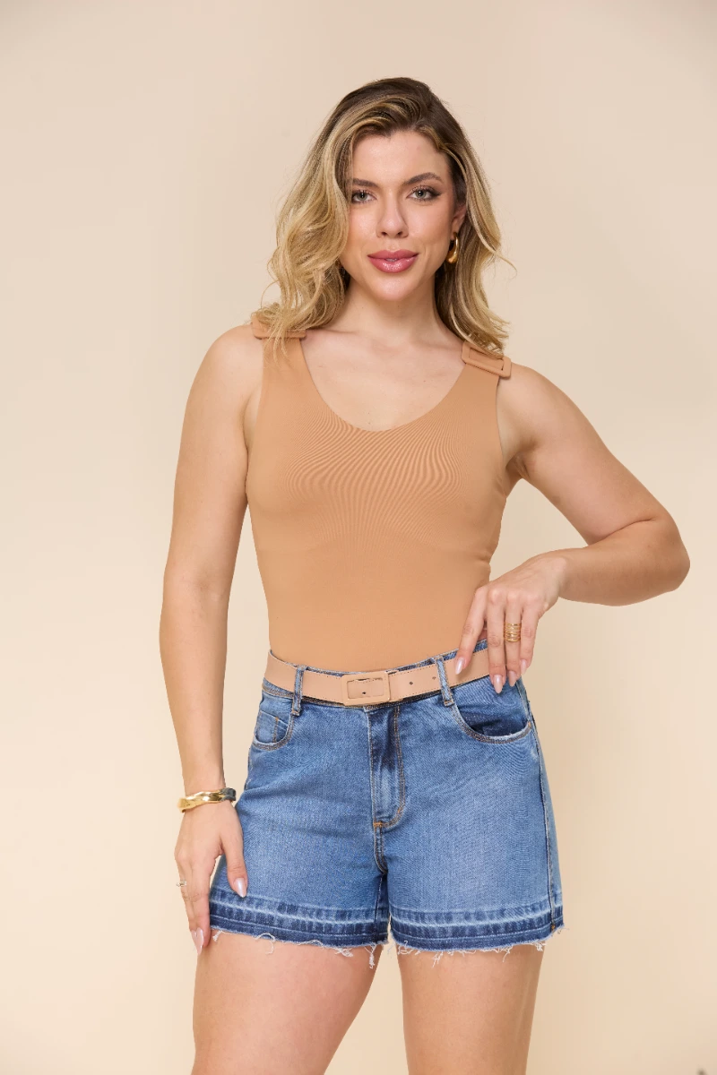 SHORT CURTO COM CINTO BARRA DESMANCHADA 3