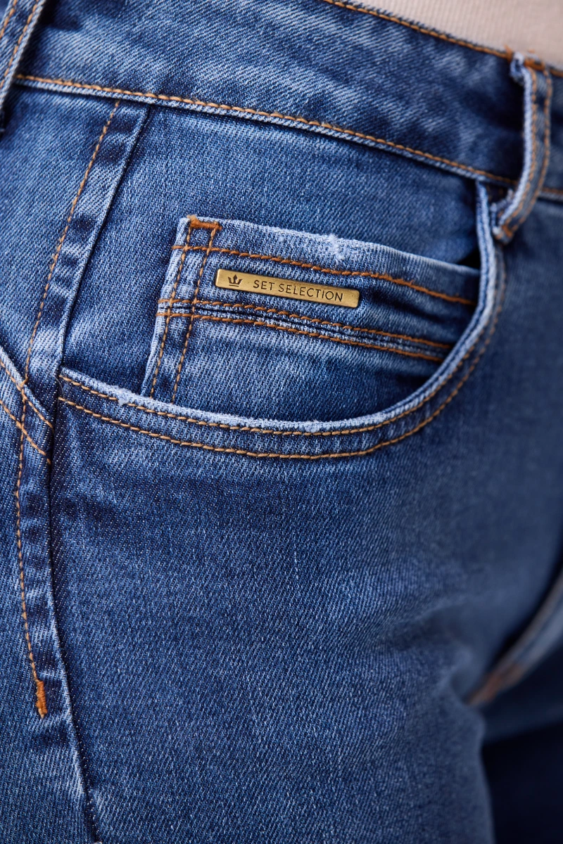 SHORT CURTO COM DETALHE NA COSTURA 1